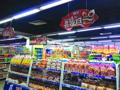 節日消費人氣旺，年貨會上“掃貨”忙——百貨零售迎來新春購物熱潮